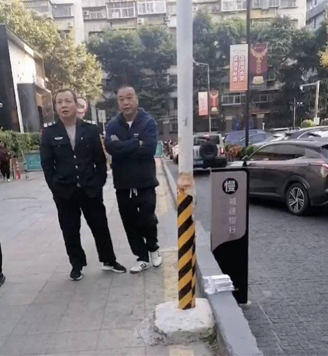 Phát hiện 7 thỏi bạc trị giá 563 triệu đồng bỏ bên đường插图 Phát hiện 7 thỏi bạc trị giá 563 triệu đồng bỏ bên đường- Ảnh 1.