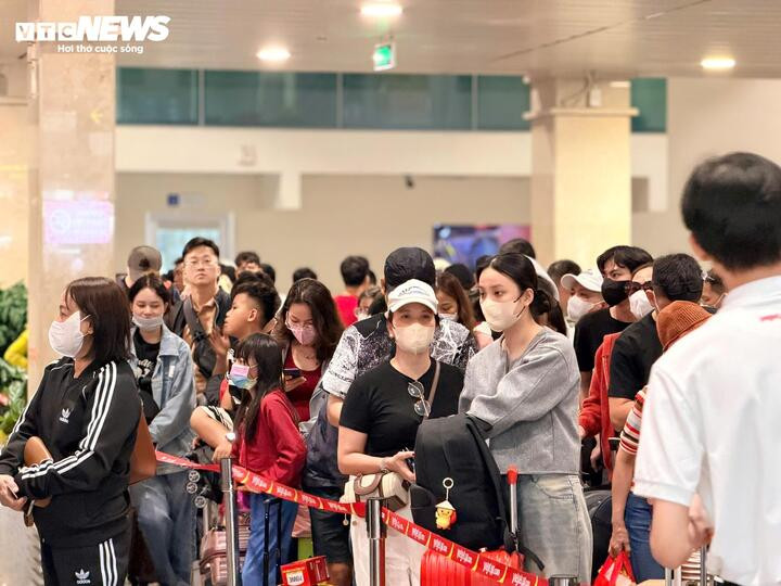 Đại diện sân bay cho biết, ngày đầu nghỉ Tết thường là thời điểm lượng khách duy trì ở mức rất cao và phân bổ đều trong ngày, đặc biệt vào sáng sớm và buổi tối. Hành khách được khuyến cáo có mặt trước giờ bay ít nhất 2 giờ đối với chuyến nội địa và 3 giờ với chuyến quốc tế; hạn chế người thân đưa tiễn, ưu tiên sử dụng phương tiện công cộng để giảm ùn tắc.