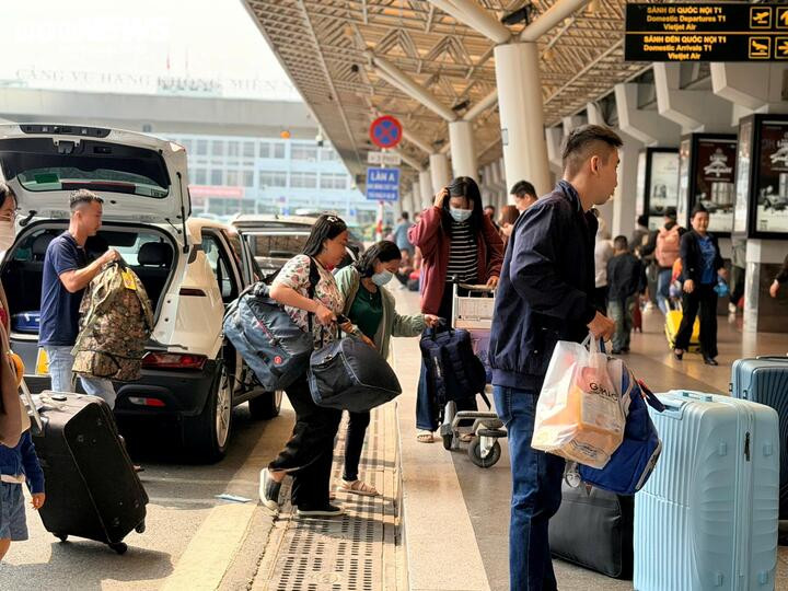 Bên ngoài nhà ga, khu vực đón - trả khách có thời điểm xảy ra ùn ứ nhẹ do lượng phương tiện tăng đột biến.