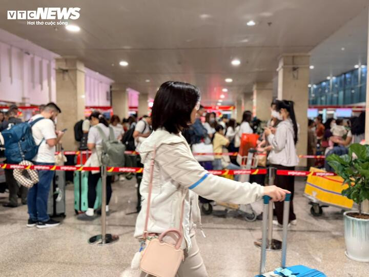 Các hãng hàng không bố trí thêm quầy làm thủ tục, đồng thời khuyến khích hành khách check-in trực tuyến nhằm giảm thời gian chờ đợi.