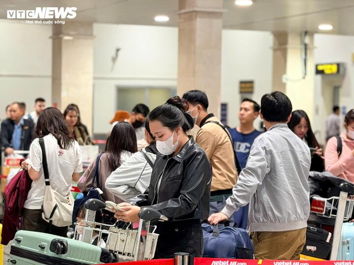 Anh Nguyễn Minh Tuấn (39 tuổi, ngụ phường Thông Tây Hội, TP.HCM) cho biết anh đã sắp xếp đến sân bay từ sớm để kịp chuyến bay ra Hà Nội trong sáng nay.