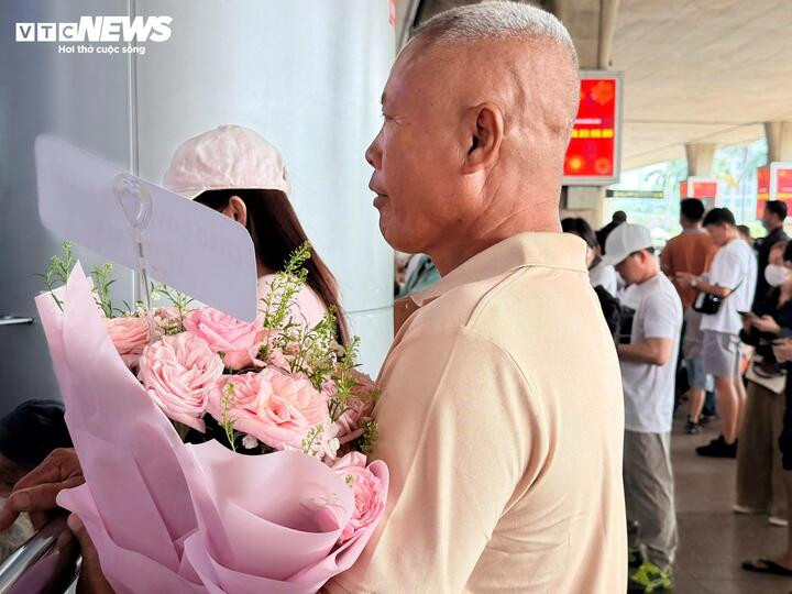 Theo phương án điều hành khai thác của Trung tâm điều hành sân bay, trong ngày 14/2, Tân Sơn Nhất dự kiến phục vụ 1.041 chuyến bay với khoảng 158.843 hành khách. Trong đó, khách đi chiếm gần 98.700 người, chủ yếu rời TP.HCM về các địa phương nghỉ Tết.