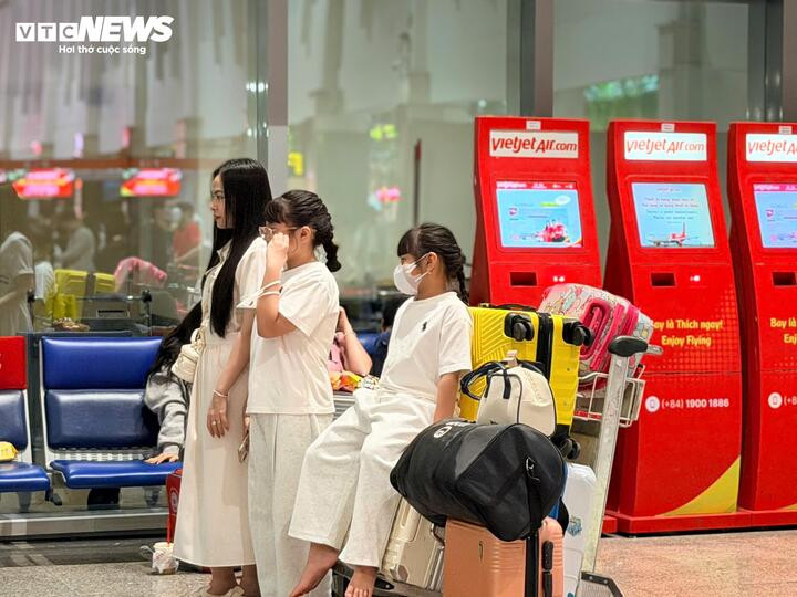 Ở chiều đến, sân bay dự kiến đón 524 chuyến với hơn 60.000 hành khách, trong đó khách quốc tế gần 29.000 người. Dù lượng khách đi vẫn chiếm ưu thế, lượng khách đến TP.HCM cũng ở mức cao ngay ngày đầu kỳ nghỉ.