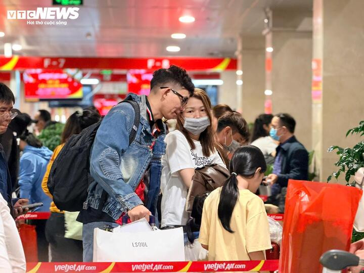 Tại khu vực sảnh đi, lực lượng an ninh và nhân viên hỗ trợ được tăng cường để điều tiết dòng khách.