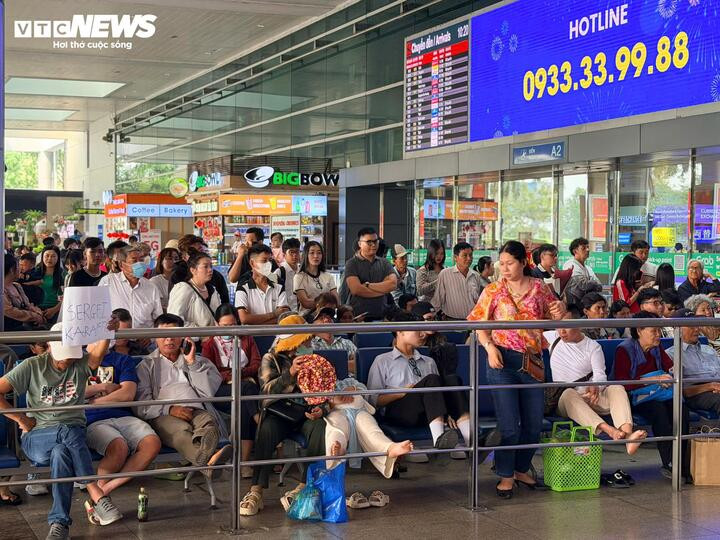 Đặc biệt tại các cửa A1, A2 luôn đông nghịt người chờ đón, nhiều hàng ghế kín chỗ.