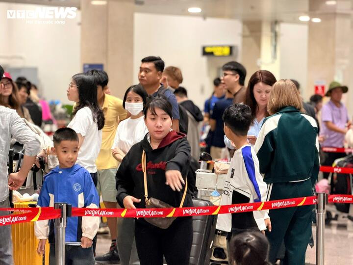 Phân bổ theo nhà ga, T3 tiếp tục chia tải cho T1 khi phục vụ hơn 63.000 hành khách. Nhà ga T1 dự kiến đón và tiễn hơn 37.000 khách quốc nội, trong khi T2 phục vụ gần 58.000 lượt khách đi và đến. Việc điều tiết, phân bổ chuyến bay giữa các nhà ga giúp giảm áp lực cho khu vực nội địa trong giai đoạn cao điểm.