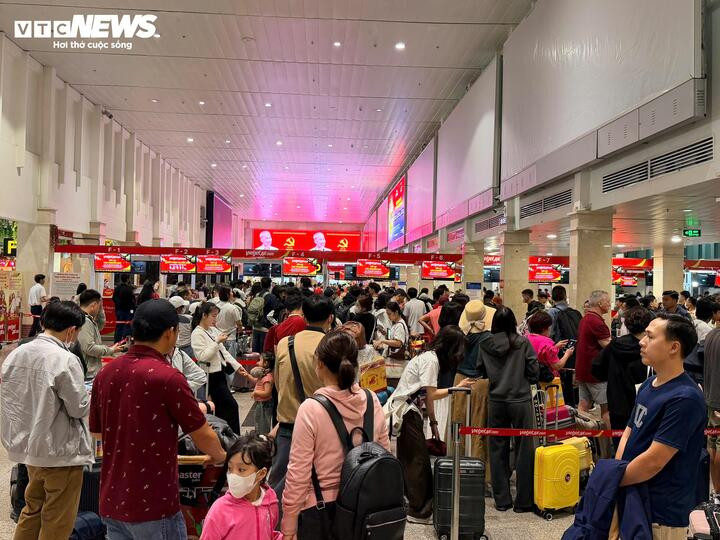Ngày 14/2 (27 tháng Chạp), ngày đầu tiên của kỳ nghỉ Tết Nguyên đán 2026, sân bay Tân Sơn Nhất (TP.HCM) bước vào cao điểm với hơn 1.000 chuyến bay được khai thác.