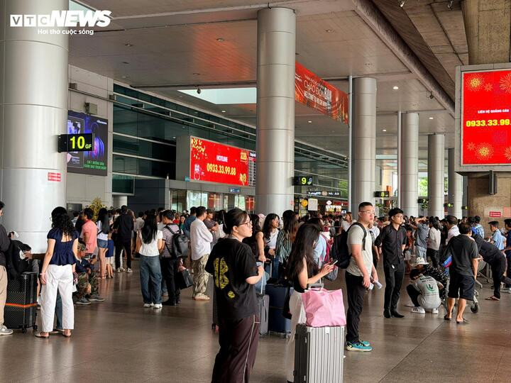 Ở chiều đến, không khí tại nhà ga quốc tế T2 cũng nhộn nhịp không kém.