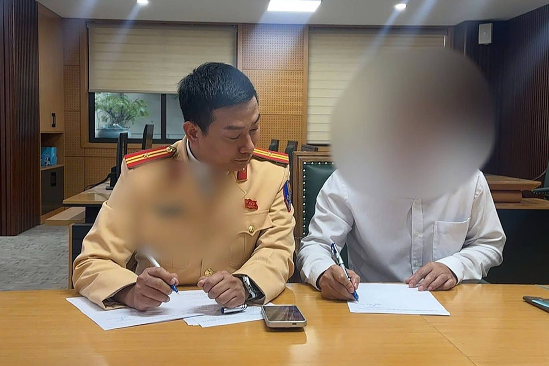 Buộc cành đào che biển số, tài xế ô tô biển ’80A’ bị phạt 23 triệu đồng插图1 632139324_931952075834778_599836811969099933_n.jpg