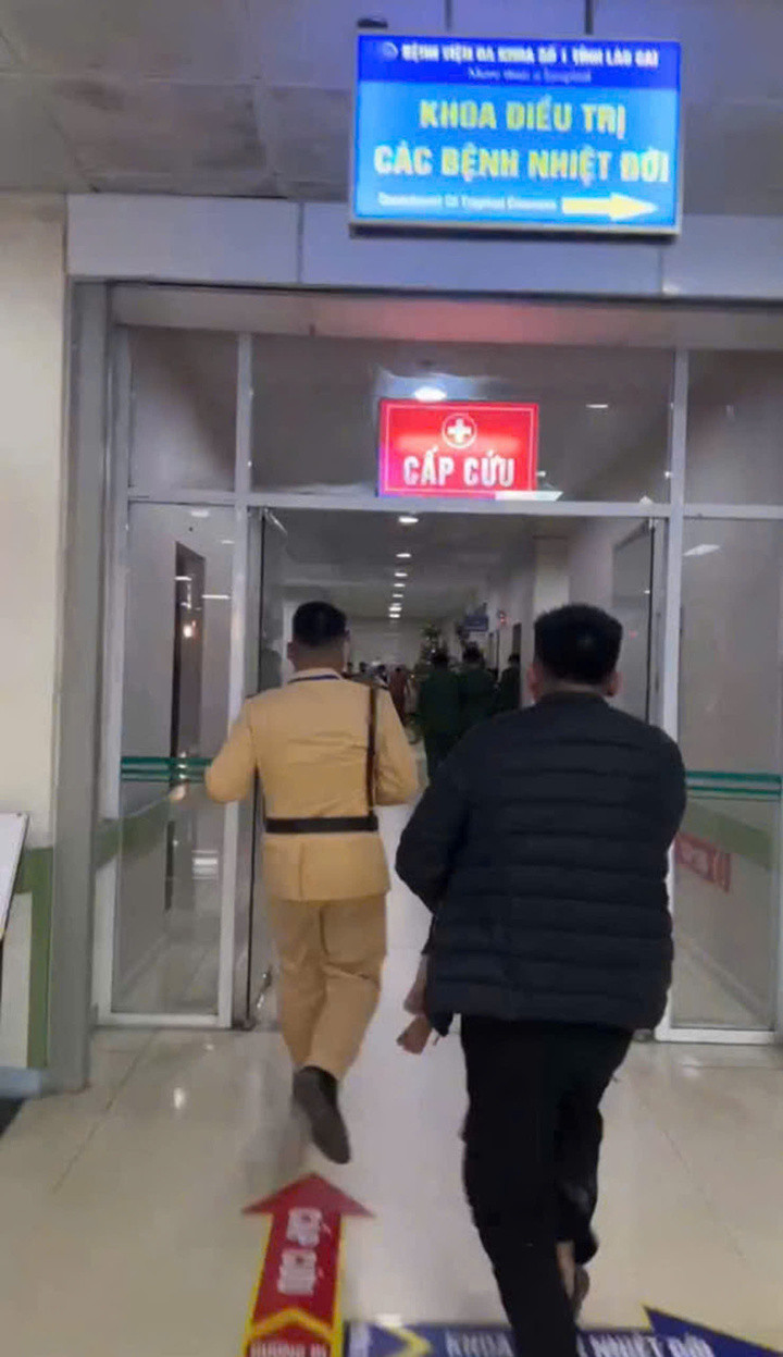 Nhờ sự giúp đỡ kịp thời của cán bộ, chiến sĩ Cảnh sát giao thông, cháu bé đã được đưa đến bệnh viện kịp thời. (Ảnh: Công an tỉnh Lào Cai)