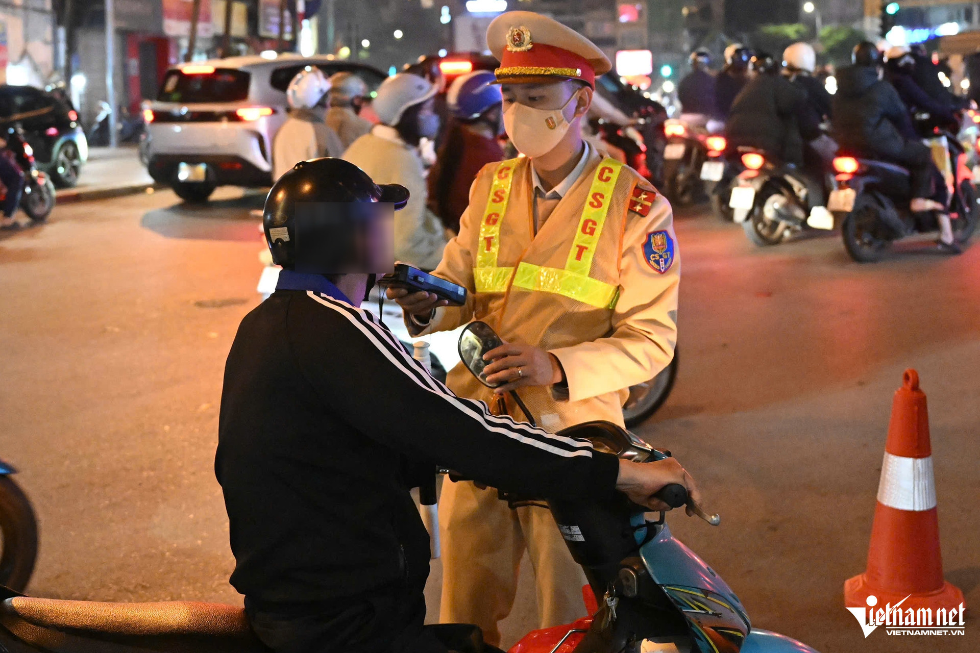 Hà Nội ra quân kiểm tra nồng độ cồn, xử phạt 85 tài xế插图3 W-z7532653701618_f740de40342adb95f649d9ac056194e6.jpg
