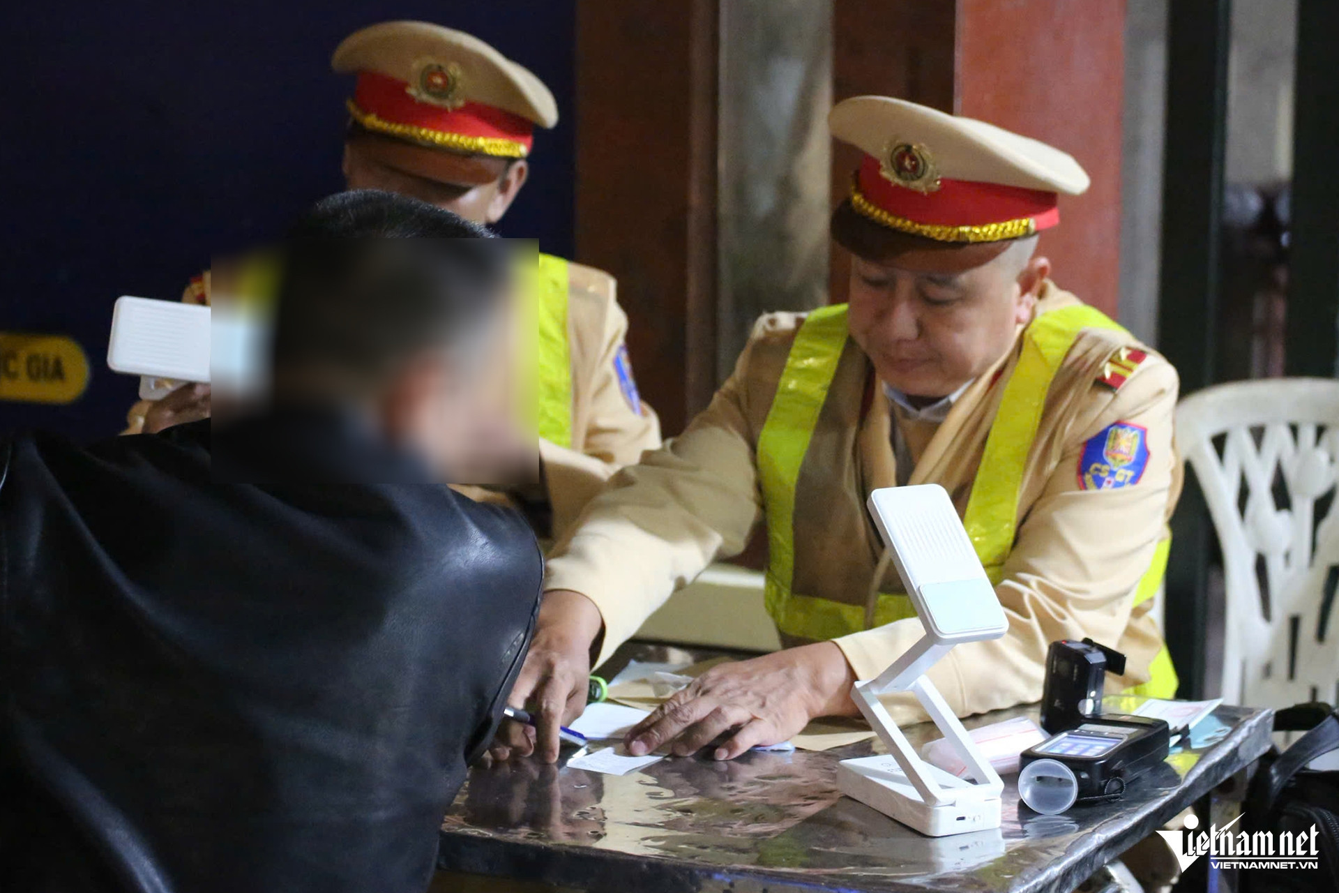 Hà Nội ra quân kiểm tra nồng độ cồn, xử phạt 85 tài xế插图2 W-z7532645956942_c2d1abfef9bf81f07d77b0b2eead8c9a.jpg