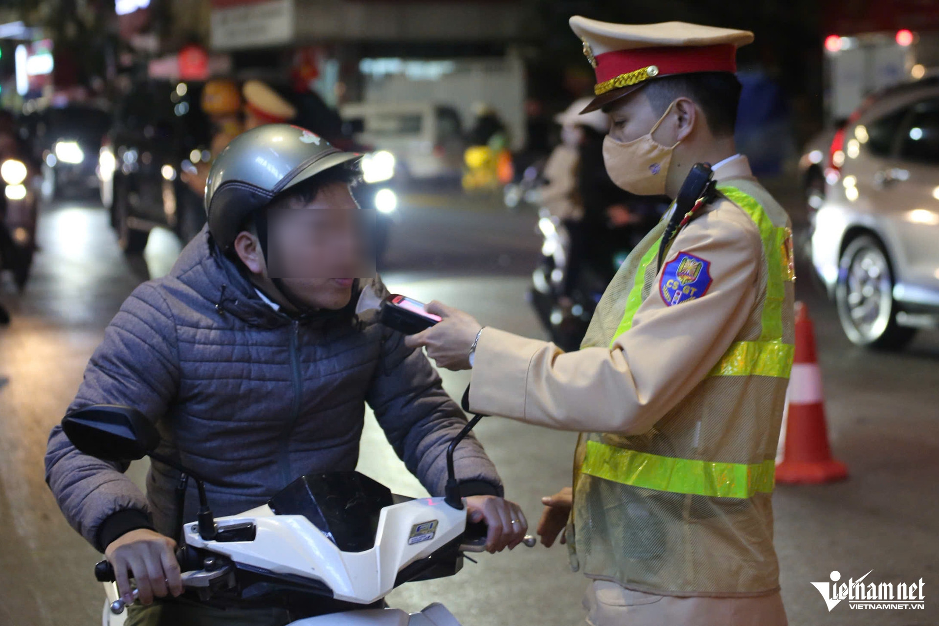 Hà Nội ra quân kiểm tra nồng độ cồn, xử phạt 85 tài xế插图 W-z7532644080633_bf1b8b7fef0213e615cad86ee9fc76a3.jpg