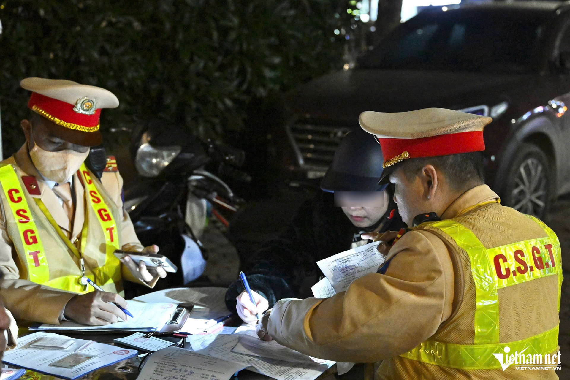 Hà Nội ra quân kiểm tra nồng độ cồn, xử phạt 85 tài xế插图4 W-z7532653715601_517c6ba6a0299d210ef18a3f82effce7.jpg