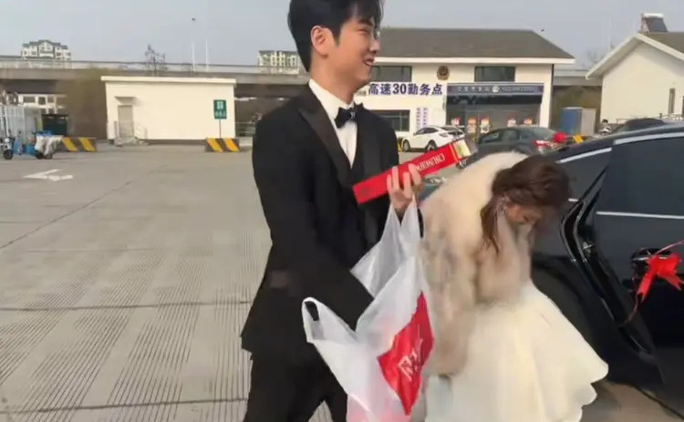 Hơn chục chiếc xe lạ nhập đoàn trên cao tốc, 'hộ tống' cô dâu lấy chồng xa插图2 ruoc dau anh3.jpg