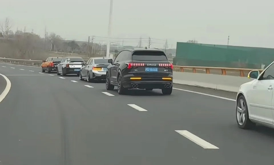 Hơn chục chiếc xe lạ nhập đoàn trên cao tốc, 'hộ tống' cô dâu lấy chồng xa插图1 doanxe.jpg