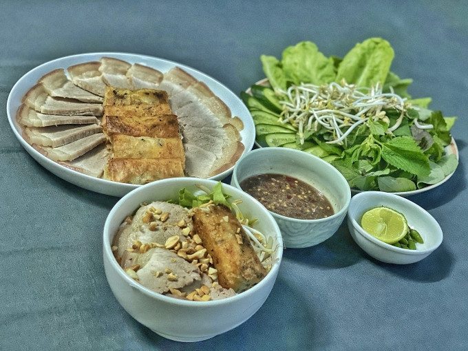 Món bánh tráng cuốn thịt heo khiến Văn Toàn và Hòa Minzy mê mẩn tại Đà Nẵng - Ảnh 4.