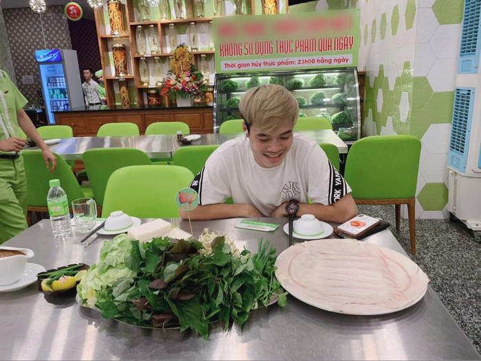 Món bánh tráng cuốn thịt heo khiến Văn Toàn và Hòa Minzy mê mẩn tại Đà Nẵng - Ảnh 1.