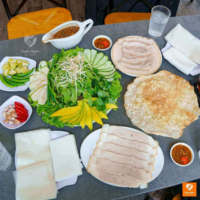 Món bánh tráng cuốn thịt heo khiến Văn Toàn và Hòa Minzy mê mẩn tại Đà Nẵng - Ảnh 3.