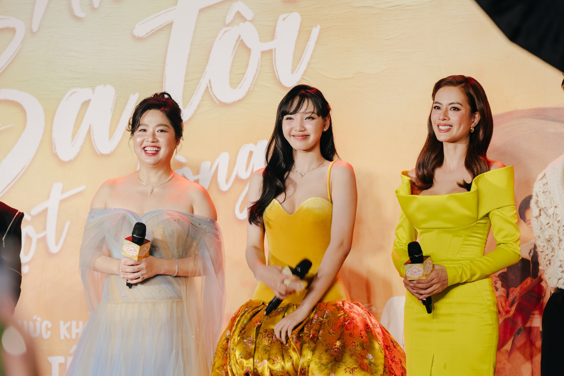 Nhã Phương tái xuất sau sinh con thứ 3, bất ngờ hôn Trường Giang trên thảm đỏ插图3 batch_MonMedia_92.jpg