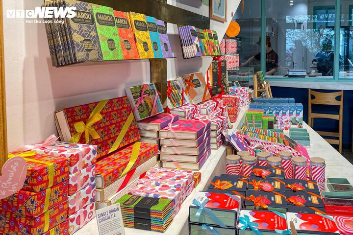 Trùng với Tết Nguyên đán, thị trường Valentine bị lấn át, vắng khách bất ngờ插图 Mỗi mùa Valentine, socola luôn nằm trong nhóm quà tặng bán chạy nhất.