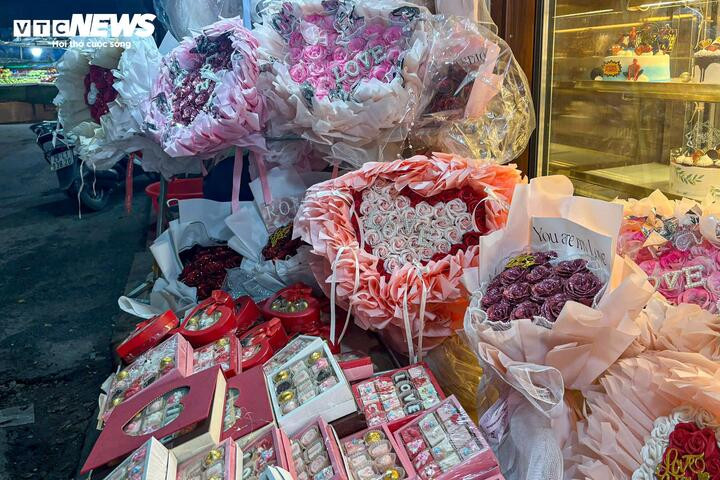 Trùng với Tết Nguyên đán, thị trường Valentine bị lấn át, vắng khách bất ngờ插图2 Trùng với Tết Nguyên đán, thị trường Valentine bị lấn át, vắng khách bất ngờ - 3