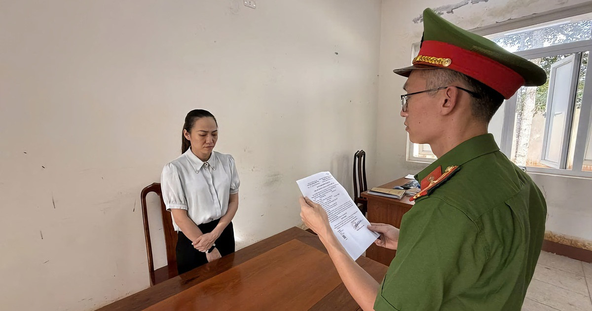 Buộc cành đào che biển số, tài xế ô tô biển ’80A’ bị phạt 23 triệu đồng插图2 Buộc cành đào che biển số, tài xế ô tô biển ’80A’ bị phạt 23 triệu đồng插图2