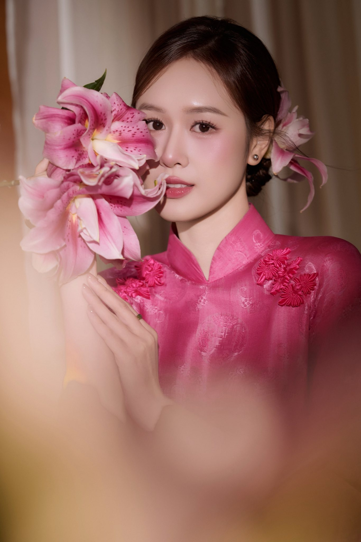 Bà xã Anh Đức nổi bật với áo dài truyền thống sắc hồng - Ảnh 1.