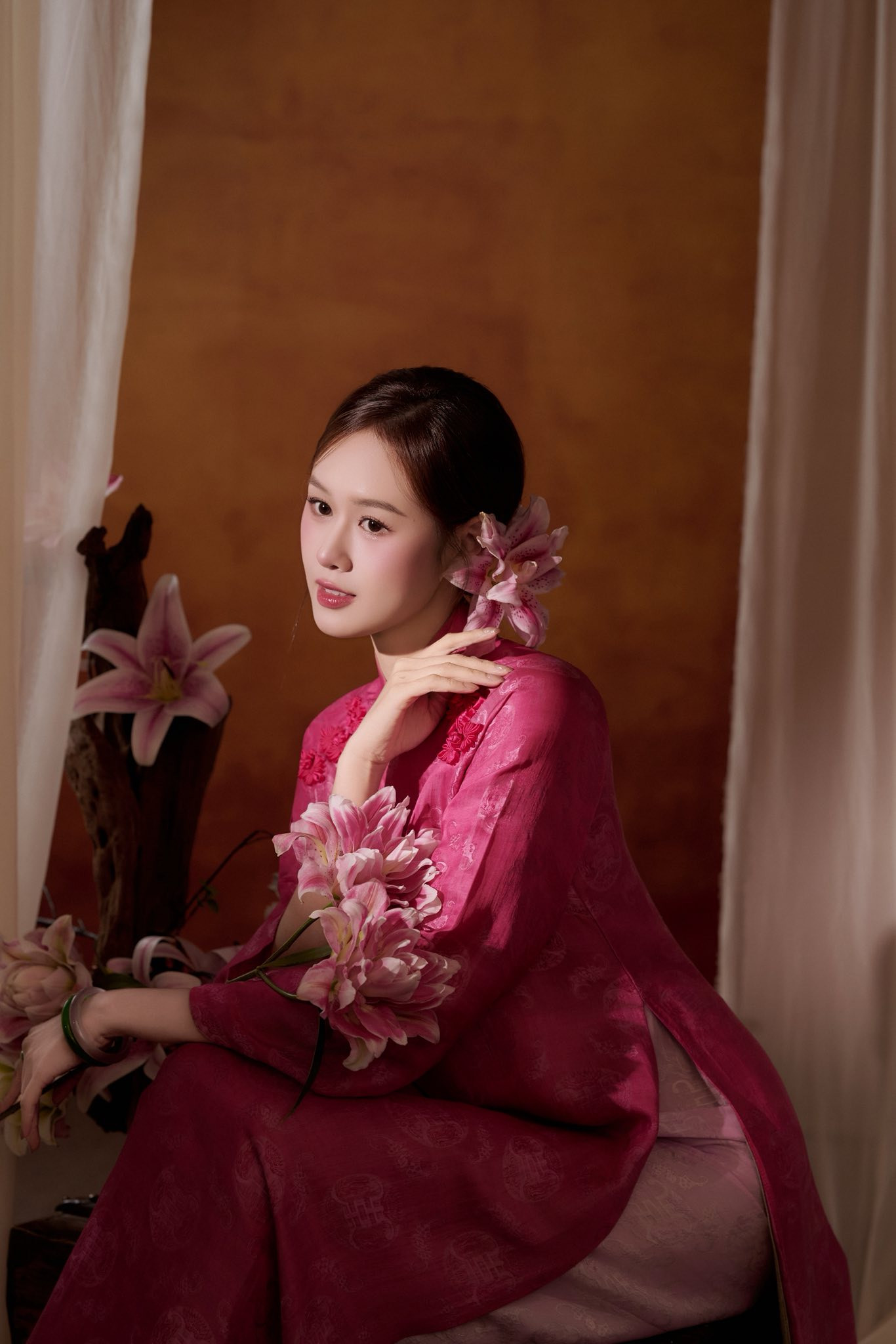 Bà xã Anh Đức nổi bật với áo dài truyền thống sắc hồng - Ảnh 7.