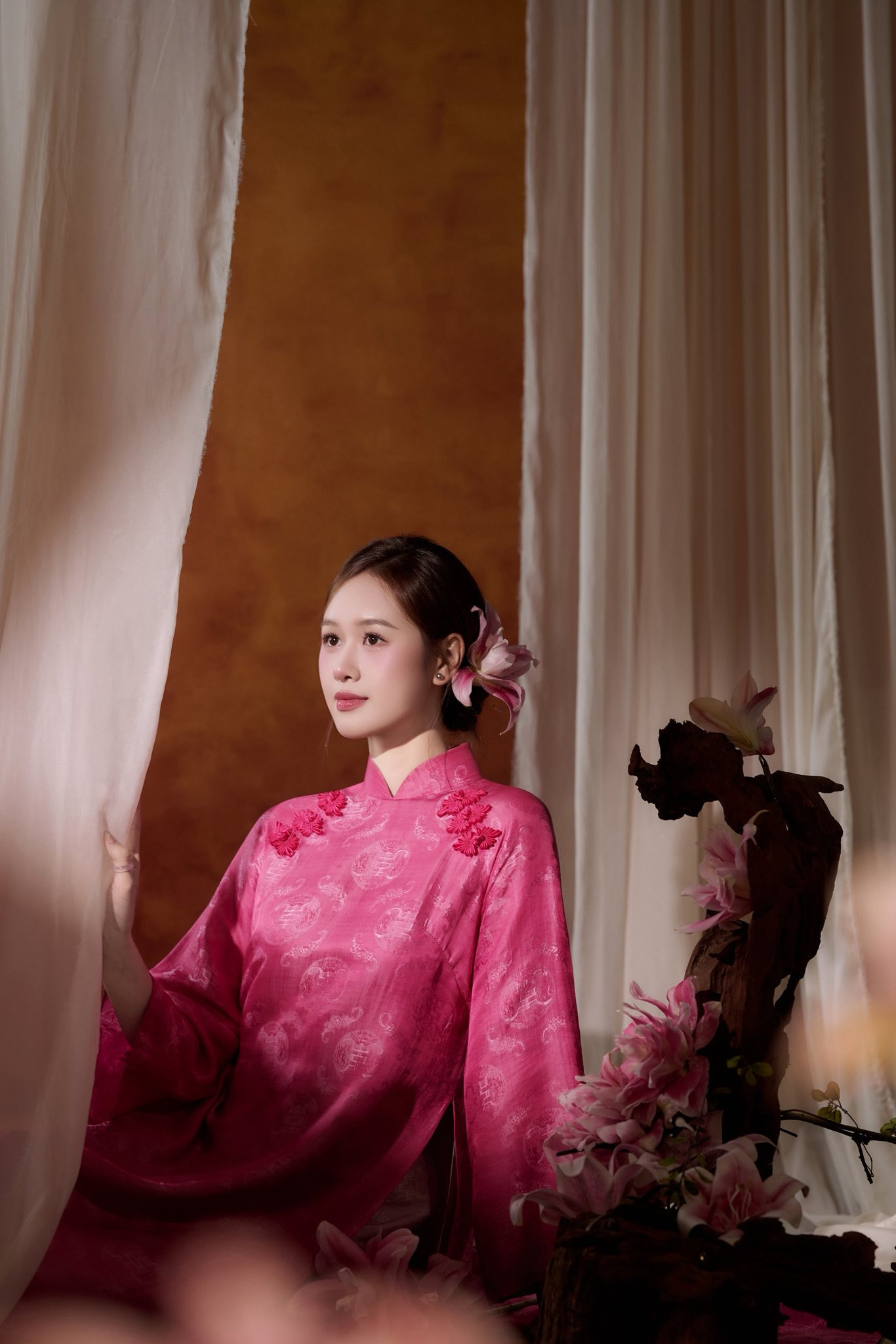 Bà xã Anh Đức nổi bật với áo dài truyền thống sắc hồng - Ảnh 6.