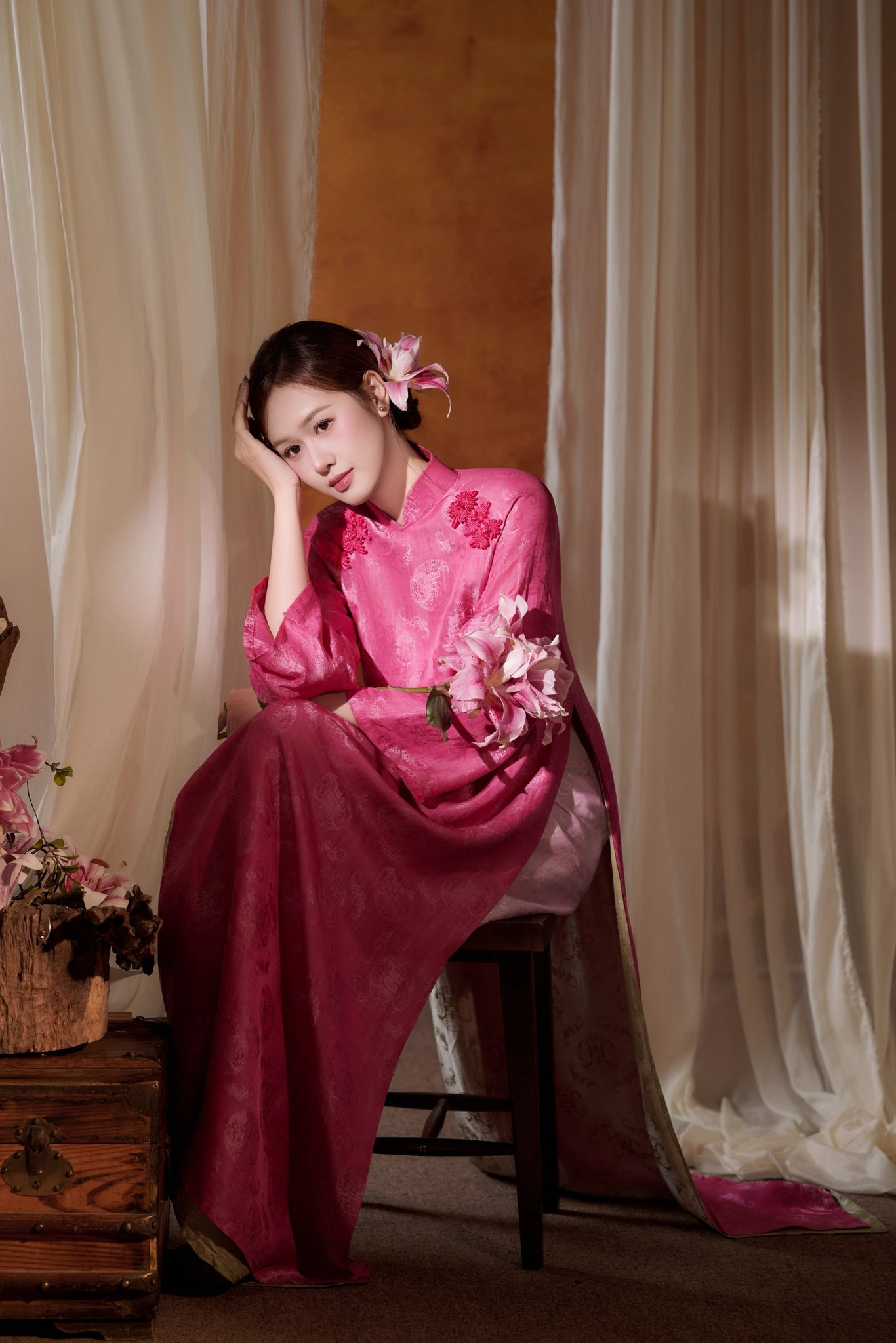 Bà xã Anh Đức nổi bật với áo dài truyền thống sắc hồng - Ảnh 5.