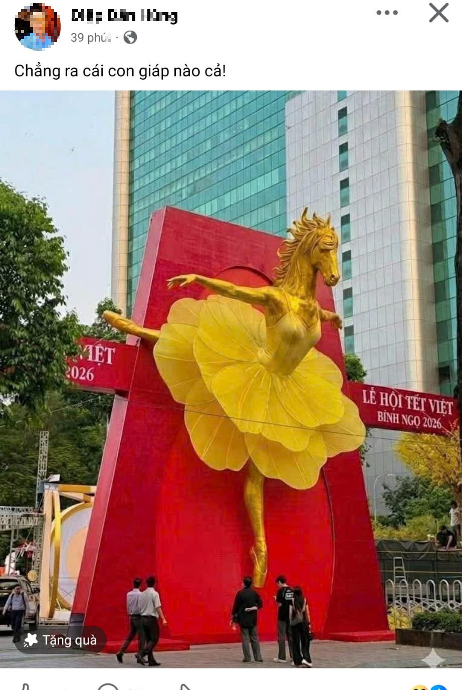 Linh vật ngựa ở TPHCM bị “mặc váy” bằng AI, chủ tài khoản Facebook lãnh phạt插图1 Đăng ảnh cổng chào Tết bị chỉnh sửa bằng AI, người đàn ông bị phạt 7,5 triệu đồng - Ảnh 1.