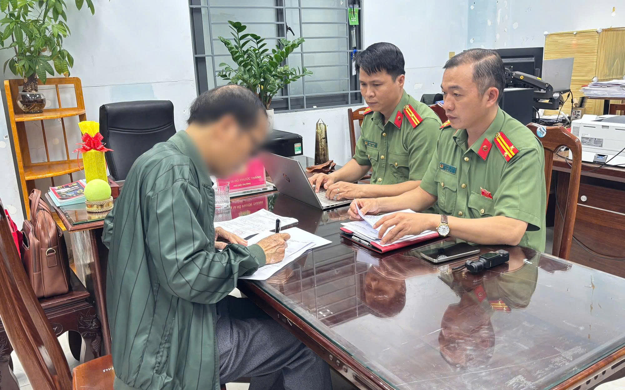 Linh vật ngựa ở TPHCM bị “mặc váy” bằng AI, chủ tài khoản Facebook lãnh phạt插图2 Đăng ảnh cổng chào Tết bị chỉnh sửa bằng AI, người đàn ông bị phạt 7,5 triệu đồng - Ảnh 2.