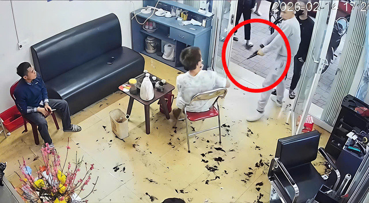 Nhóm người cầm vật giống súng xông vào tiệm cắt tóc hành hung插图 Hình ảnh người đàn ông rút cầm vật giống súng ngắn và thao tác như lên đạn. (Ảnh: Cắt từ clip).