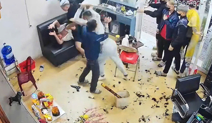 Nhóm người cầm vật giống súng xông vào tiệm cắt tóc hành hung插图1 Nhóm người liên tục lao vào đấm, đá nạn nhân.(Ảnh: Cắt tư clip).