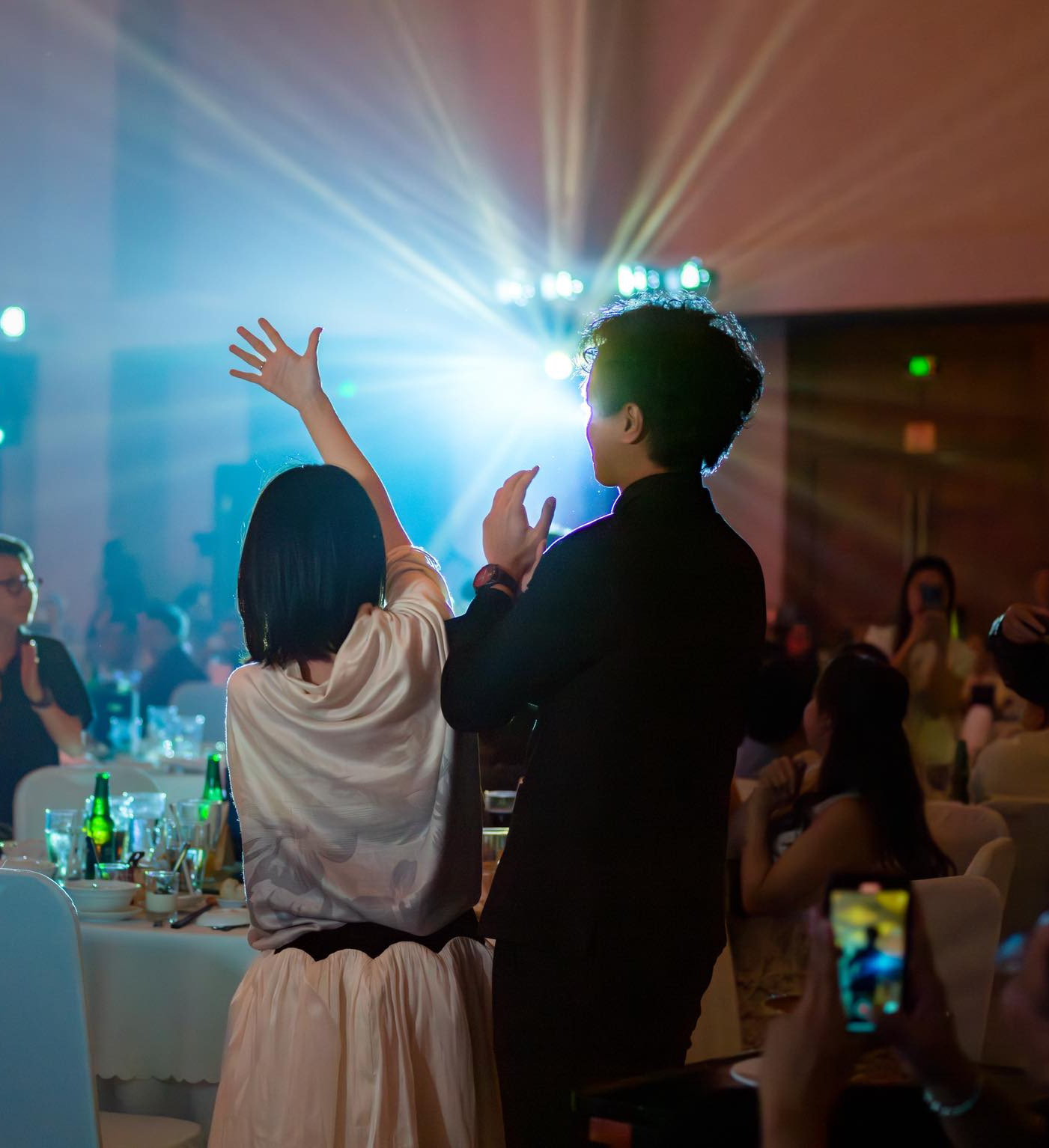 Vợ sắp cưới của nhạc trưởng Dustin Tiêu diện áo dài đỏ gây thương nhớ - Ảnh 2.