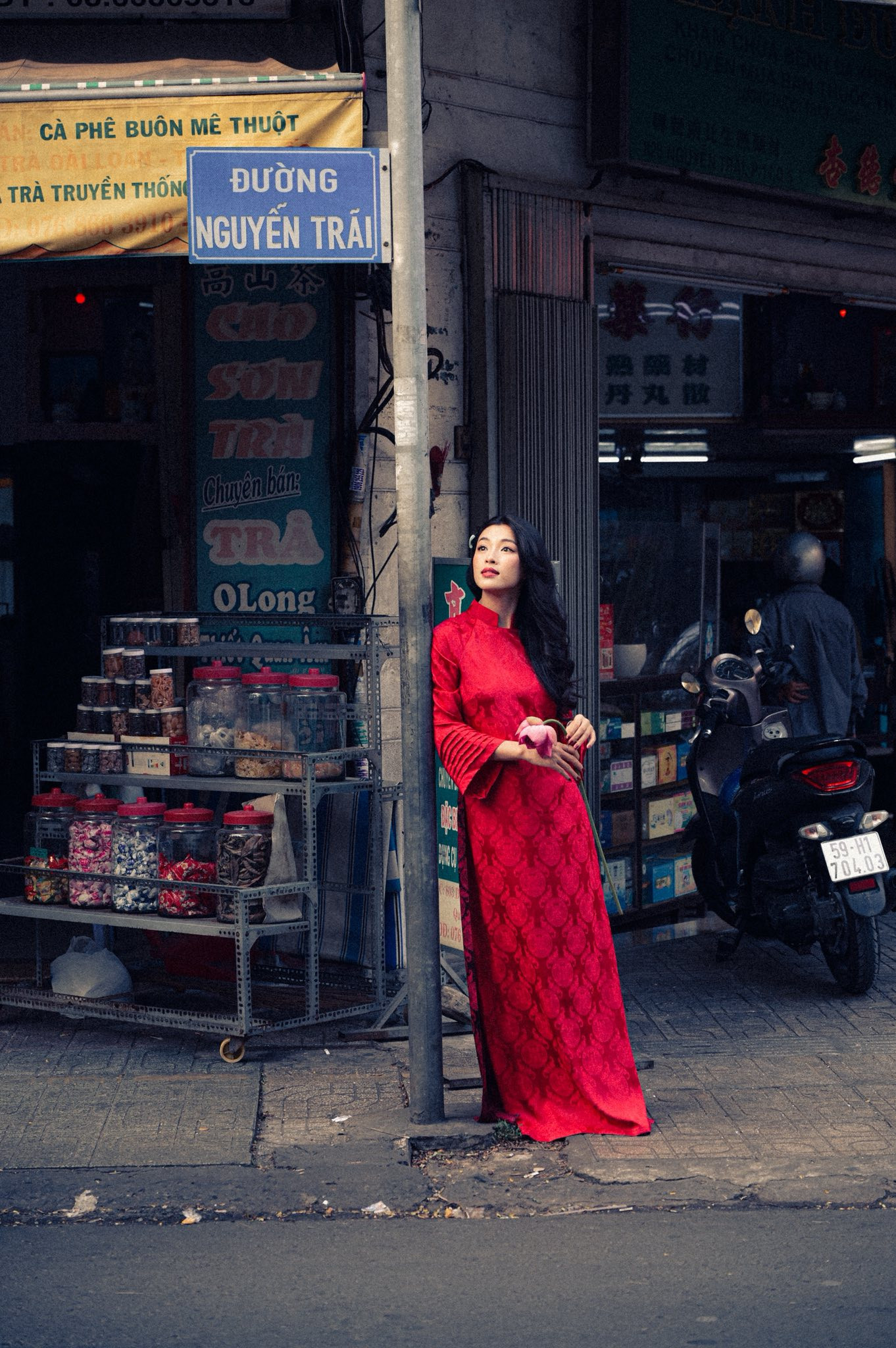 Vợ sắp cưới của nhạc trưởng Dustin Tiêu diện áo dài đỏ gây thương nhớ - Ảnh 8.