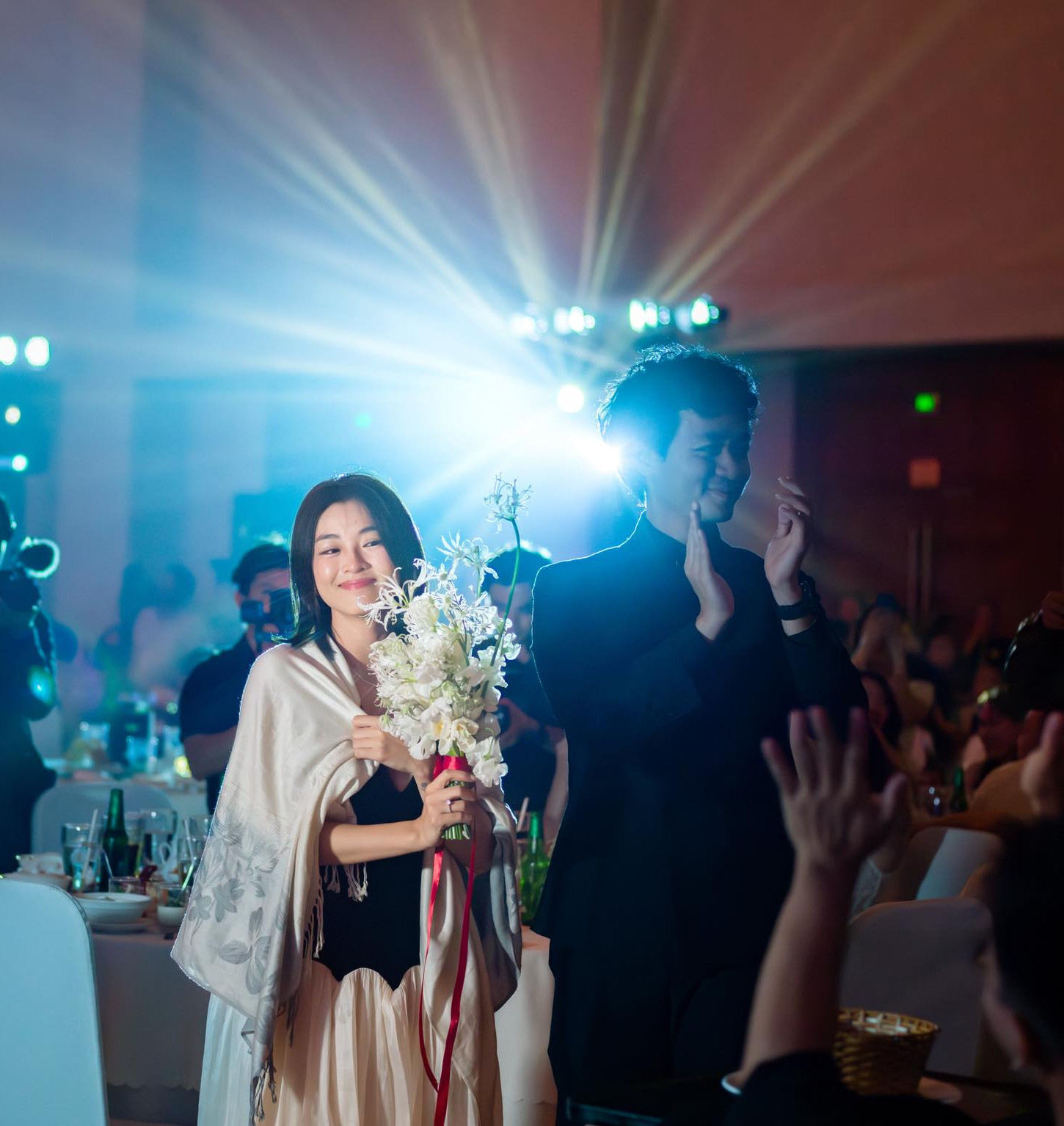 Vợ sắp cưới của nhạc trưởng Dustin Tiêu diện áo dài đỏ gây thương nhớ - Ảnh 3.