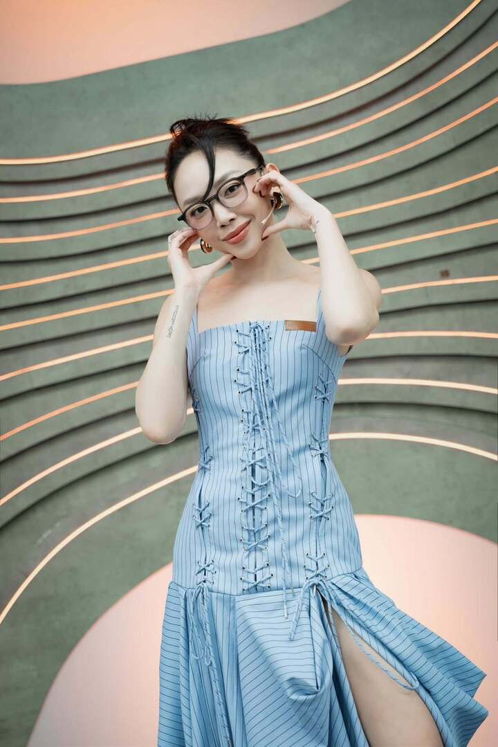 Các gam màu như xanh dương, trắng và xám nhạt được xem là lựa chọn phù hợp với tuổi Tý. (Ảnh: Tóc Tiên)