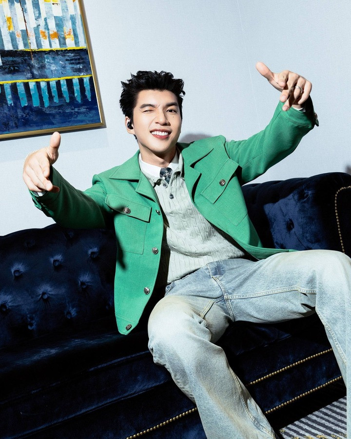 12 con giáp nên mặc đồ màu gì trong năm mới Bính Ngọ 2026?插图1 Người tuổi Dần hợp với các gam màu xanh lá, xanh dương và đen ánh sáng. (Ảnh: HIEUTHUHAI)