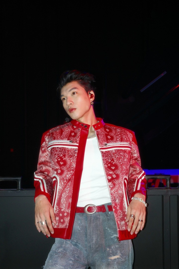 12 con giáp nên mặc đồ màu gì trong năm mới Bính Ngọ 2026?插图6 Tuổi Tuất hợp với các màu đỏ, hồng và tím nhạt. (Ảnh: HIEUTHUHAI)