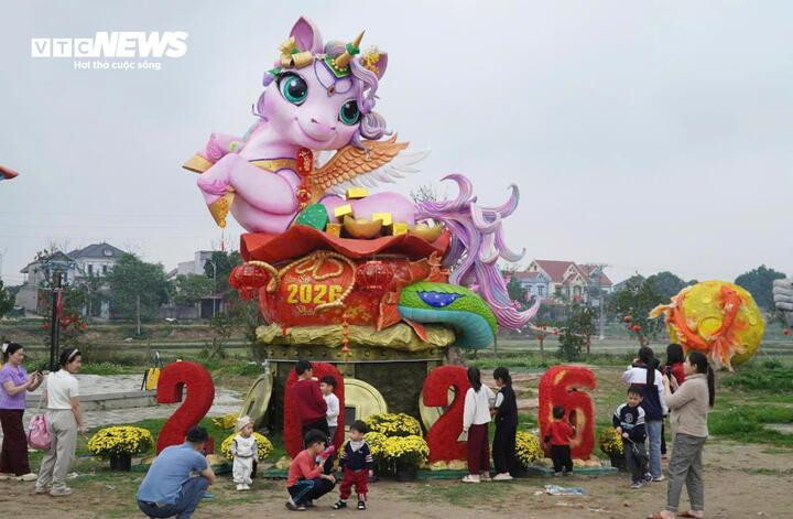 Bí mật phía sau linh vật 'ngựa hạnh phúc' ở Bắc Ninh hút khách dịp Tết插图 Vườn hạnh phúc thu hút đông đảo người dân đến check-in bên 'ngựa hạnh phúc'.