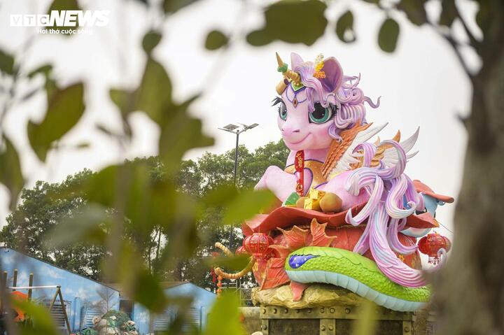 Ngựa hạnh phúc với màu hồng là chủ đạo và có sự dịu dàng của một thiếu nữ.