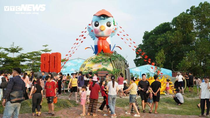 Bí mật phía sau linh vật 'ngựa hạnh phúc' ở Bắc Ninh hút khách dịp Tết插图3 Vườn Hạnh phúc thu hút hàng nghìn người vào mỗi dịp mở cửa.