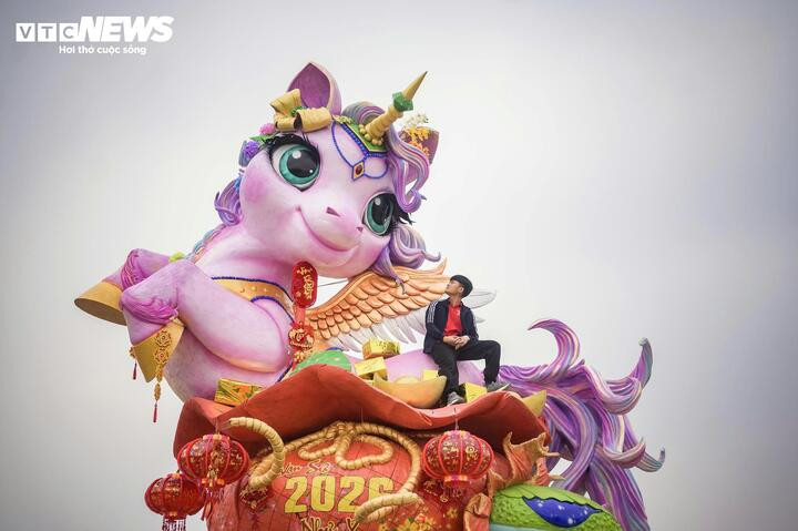 Bí mật phía sau linh vật 'ngựa hạnh phúc' ở Bắc Ninh hút khách dịp Tết插图1 Bùi Văn Quân bên