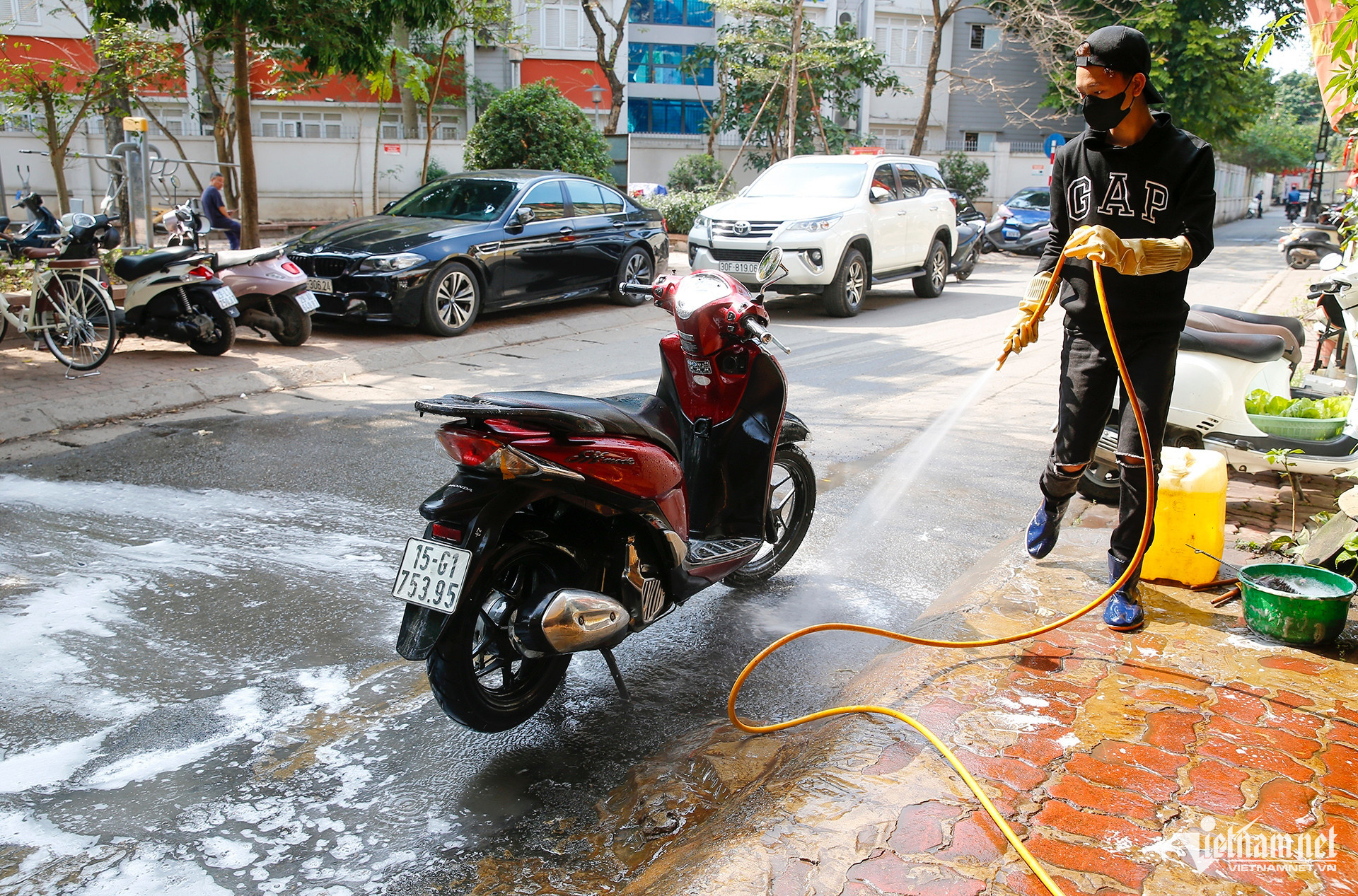 Hà Nội: Rửa ô tô 'chém' khách giá từ 200.000 nhưng không dọn nội thất插图2 ruaxeoto2.jpg