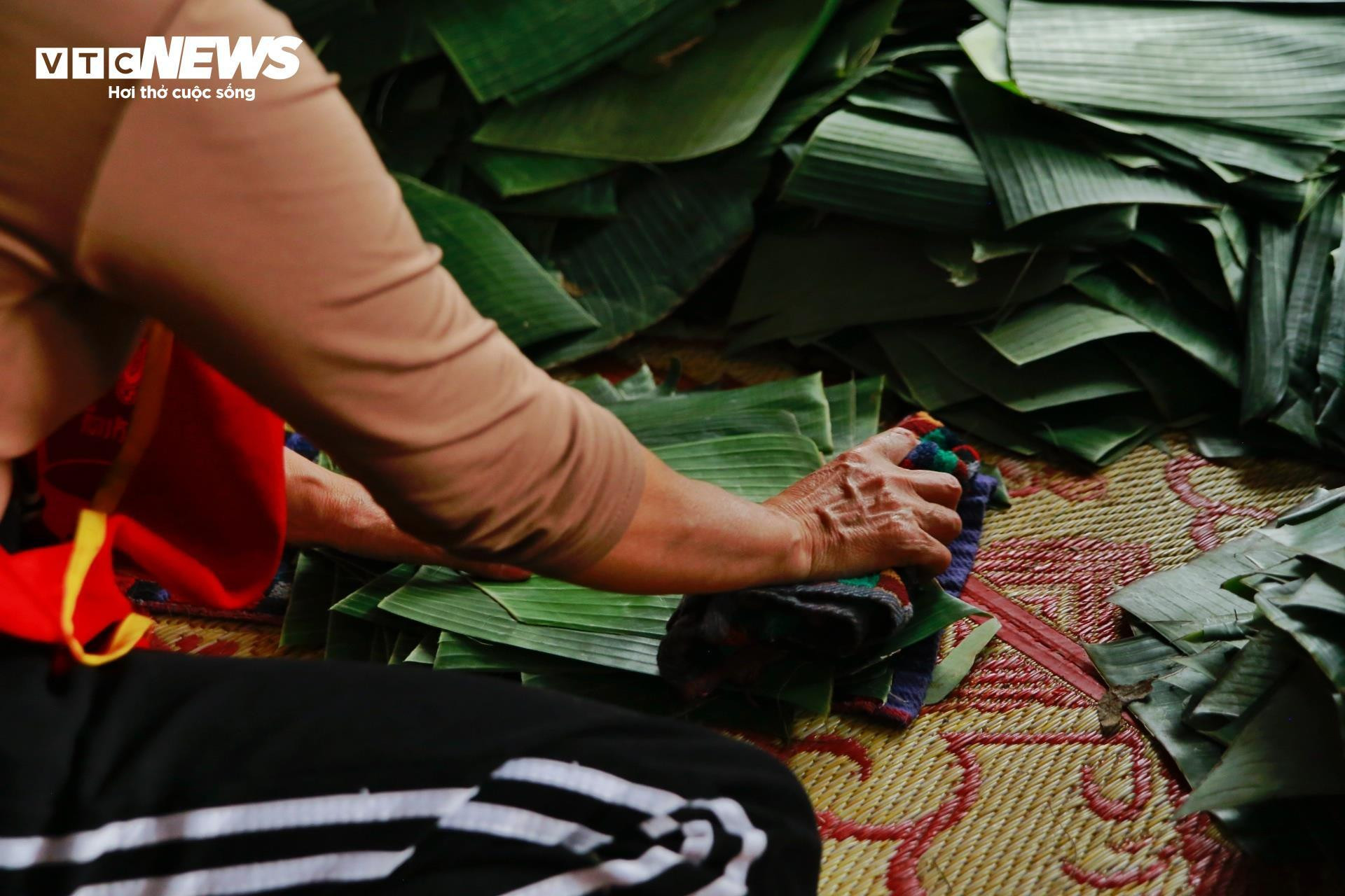 Thủ phủ nghề làm bánh chưng ngon nức tiếng xứ Huế tất bật ngày cận Tết - 7