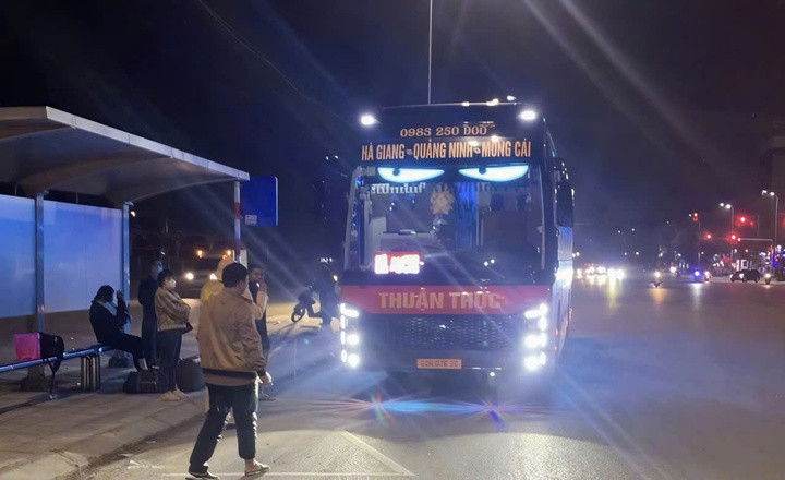 Xe khách chở quá 8 người, tài xế và doanh nghiệp bị phạt 60 triệu đồng插图 Xe khách chở quá 8 người bị CSGT Bắc Ninh xử phạt. (Ảnh Công an Bắc Ninh)..jpg