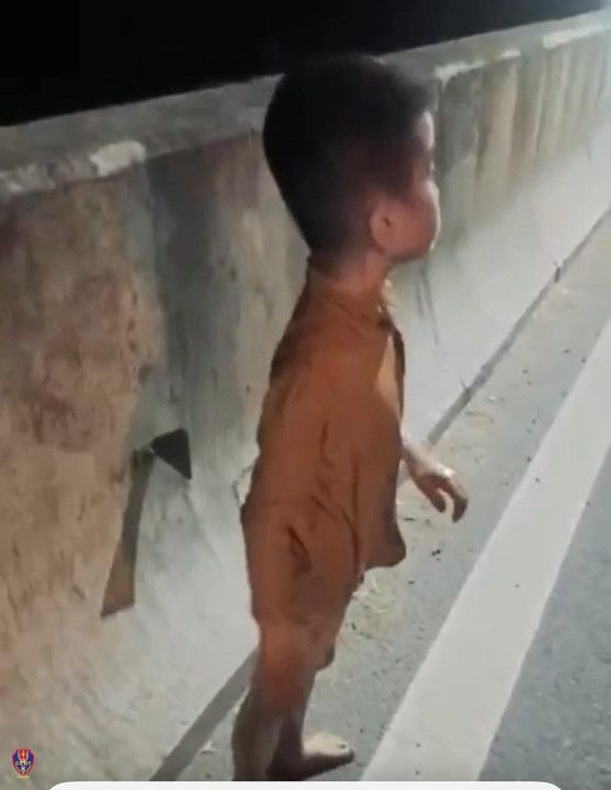 Bé trai 11 tuổi đi lạc trên cao tốc trong đêm giao thừa- Ảnh 1.