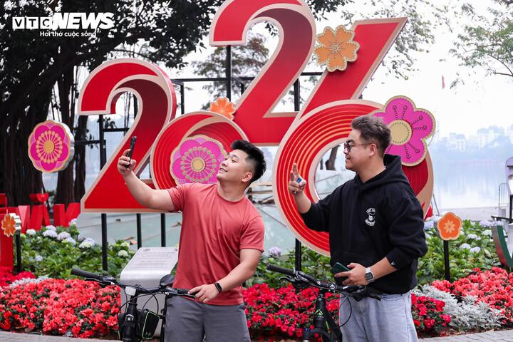 “Tranh thủ sáng sớm khi đường phố còn vắng, tôi và bạn rủ nhau đạp xe dạo quanh, ngắm phố phường và tận hưởng không khí yên bình của Hà Nội ngày mùng 1 Tết” bạn trẻ này chia sẻ.